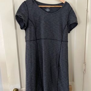 Duluth Trading Company NoGA active short sleeve e dress black/gray stripe large